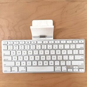 APPLE Ipad White Keyboard Dock Untested Older Gen Compatible